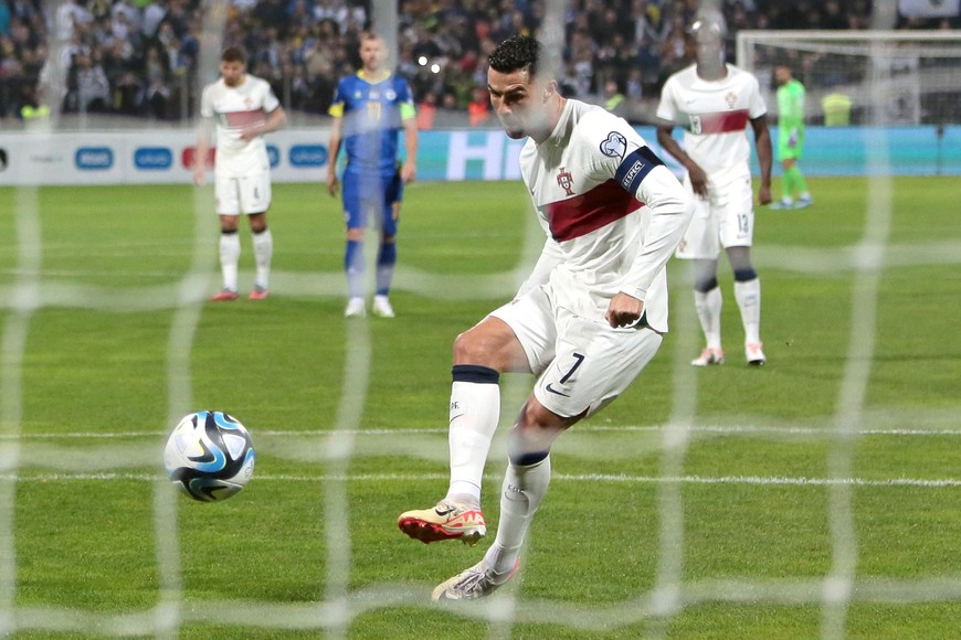 Soccer Football - Euro 2024 Qualifier - Group J - Bosnia and Herzegovina v Portugal - Bilino Polje, Zenica, Bosnia and Herzegovina - October 16, 2023
Portugal's Cristiano Ronaldo scores their first goal from the penalty spot REUTERS/Amel Emric