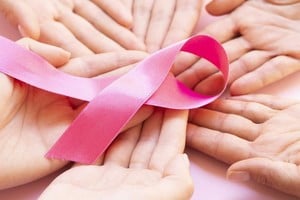 El lazo rosa simboliza la lucha contra el cáncer de mama.