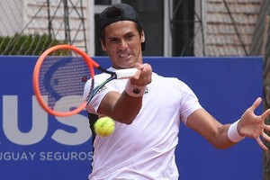 En el Lawn Tennis Club. El rosarino Federico Coria avanzó a los octavos de final del Challenger de Santa Fe luego de derrotar al colombiano Nicolás Mejía en dos sets. Foto: Mauricio Garín