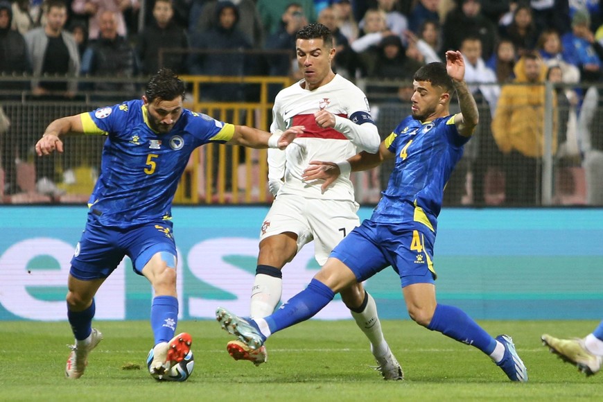 Soccer Football - Euro 2024 Qualifier - Group J - Bosnia and Herzegovina v Portugal - Bilino Polje, Zenica, Bosnia and Herzegovina - October 16, 2023
Portugal's Cristiano Ronaldo in action with Bosnia and Herzegovina's Sead Kolasinac and Jusuf Gazibegovic REUTERS/Amel Emric