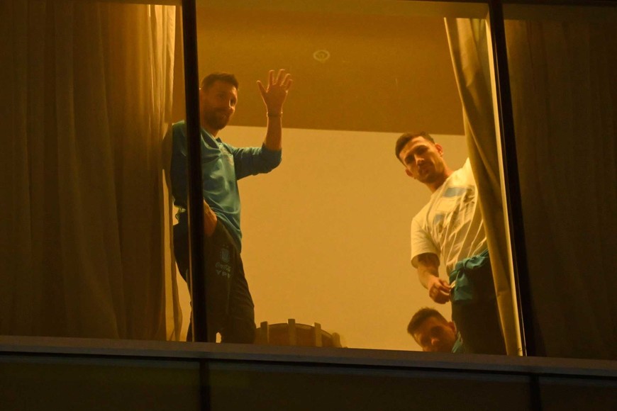 Desde el hotel, Messi saluda a los fanáticos que fueron a verlo.