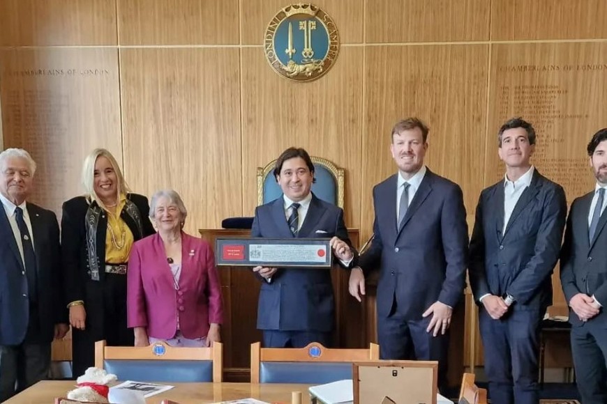 Juan Dávila y Verdin recibe la llave de la ciudad de Londres.