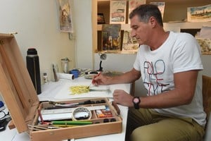 El artista manos a la obra para acompañar el libro que ya está a la venta.