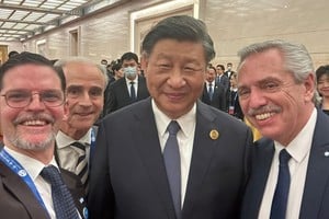 El embajador argentina en China, Sabino Vaca Narvaja, tomando una selfie junto a los mandatarios Xi Jinping y Alberto Fernández.