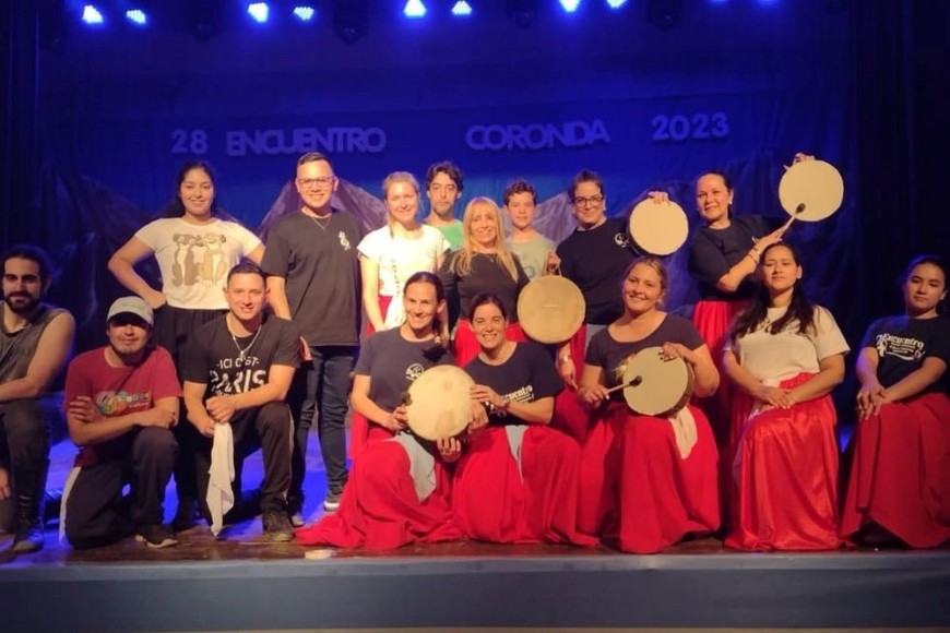 El escenario se cubrió de talento. Crédito: Municipalidad de Coronda.