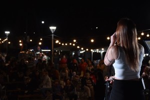 Cientos de vecinos compartieron un momento especial en compañía de familiares y amigos mientras disfrutaban las distintas propuestas gastronómicas y del increíble paseo comercial montado por los feriantes de Callejuela Bohemia.