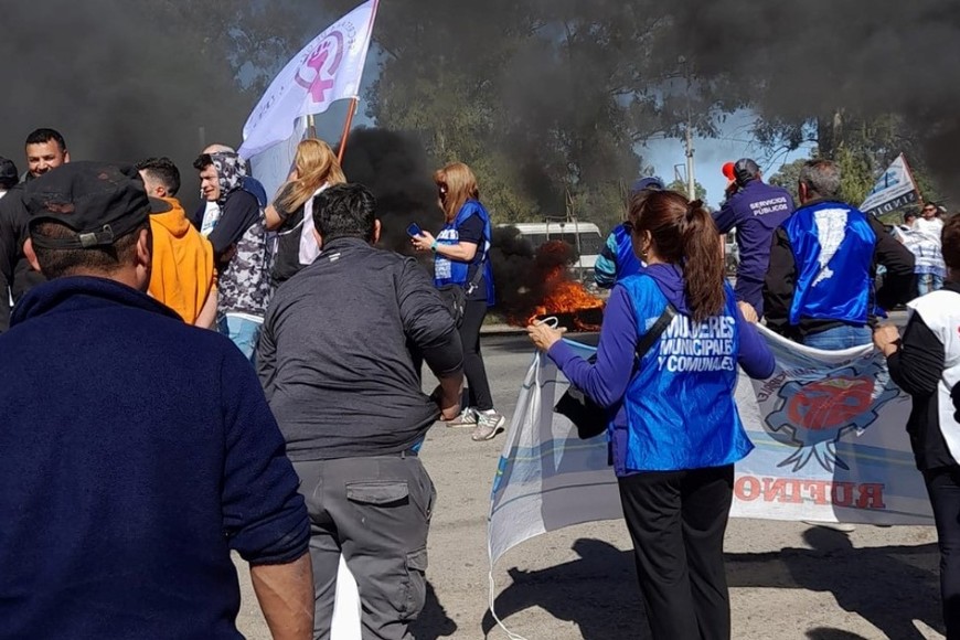 El corte de los trabajadores sobre la Ruta 8.