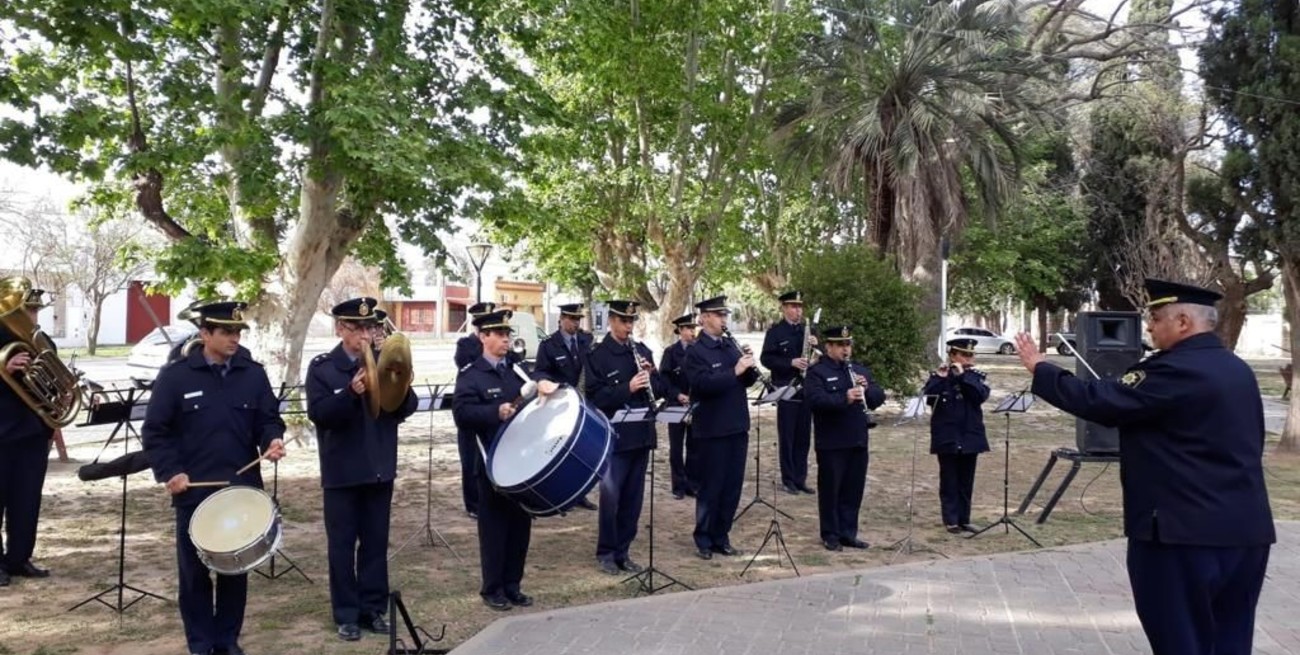 Conformada en 1819, la Banda Sinfónica Policial acumula más de dos siglos de vasta experiencia en los escenarios de las principales ciudades de la bota. Crédito: Relaciones Policiales