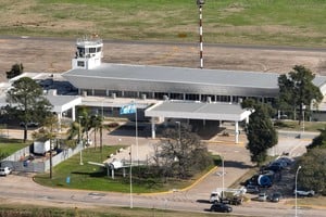 Una vista completa del aeropuerto, desde el drone de El Litoral. Foto: Fernando Nicola