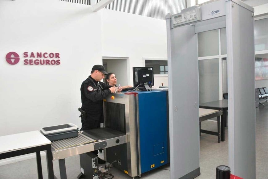 El escáner por el que deben pasar los pasajeros previos a subir al avión. Foto: Flavio Raina