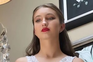 La adolescente recibió una visita especial en el día de su cumpleaños.