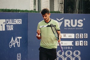 El oriundo de 9 de Julio superó en cuartos al chileno Tomás Barrios Vera por 7-6(2) y 6-4. Crédito: AAT