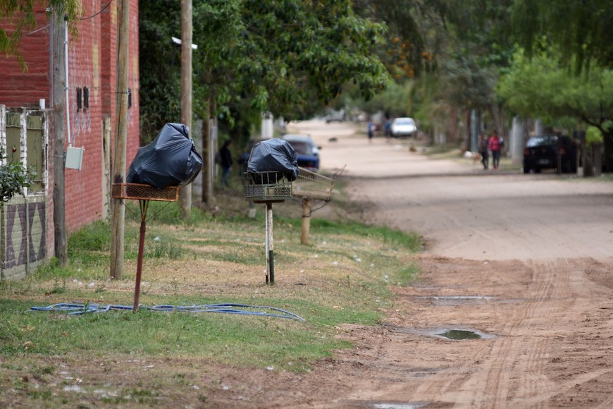 RIEGO DIARIO. A falta del camión regador en La Boca, los vecinos salen a la calle con mangueras. El problema de eso es el uso del agua de red, que escasea porque el tanque es chico y debería utilizarse para el consumo.