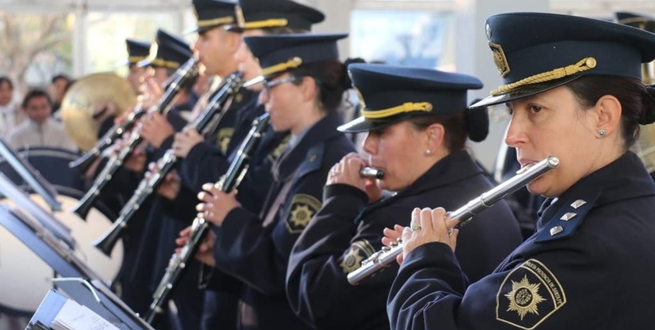 Lucio Salazar, director de la banda, promete un colorido repertorio que incluye “cumbias sorpresa”. Crédito: Relaciones Policiales