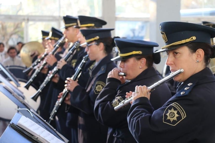 Lucio Salazar, director de la banda, promete un colorido repertorio que incluye “cumbias sorpresa”. Crédito: Relaciones Policiales