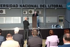 El Dr. Enrique Mammarella, rector de la UNL, ofreciendo su discurso en la celebración por los 50 años de presencia en el norte santafesino.