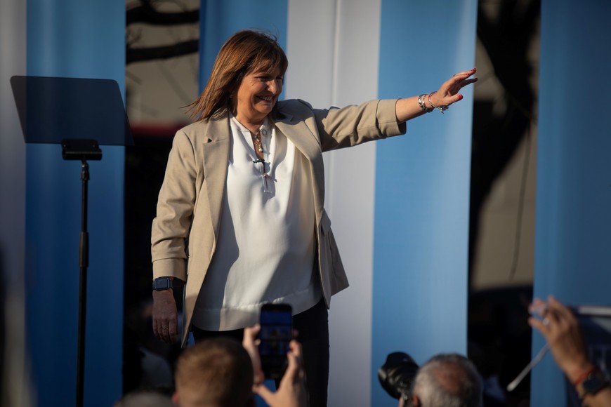 (231016) -- BUENOS AIRES, 16 octubre, 2023 (Xinhua) -- La candidata a la Presidencia de Argentina por el espacio Juntos por el Cambio, Patricia Bullrich, saluda durante el cierre de campaña, en las Barrancas de Belgrano, en la ciudad de Buenos Aires, Argentina, el 16 de octubre de 2023. Unos 35,3 millones de argentinos podrán elegir un nuevo Gobierno para el período 2023-2027 en los comicios generales previstos para el 22 de octubre, contienda que ofrecerá cinco candidatos a la presidencia, de los cuales tres se mantienen al frente de las preferencias de un electorado dividido prácticamente en tercios.(Xinhua/Martín Zabala) (mz) (rtg) (ah) (ce)