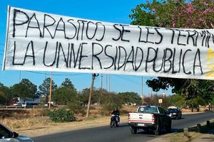 El cartel colocado en adyacencias del complejo educativo de barrio El Pozo, de la ciudad de Santa Fe.
