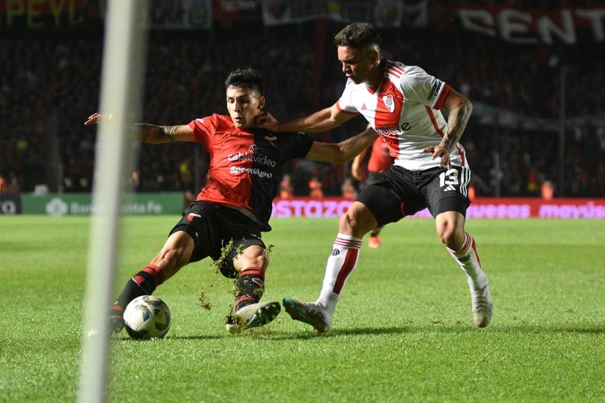 Otra de las figuras del partido. Eric Meza jugó por diferentes laterales antes los cambios que hizo el DT Gorosito.
