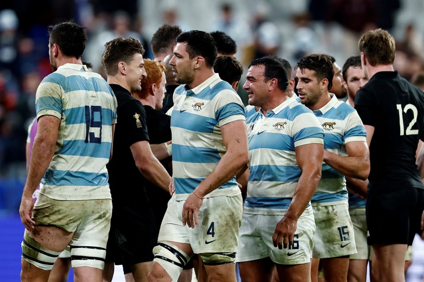 Rugby Union - Rugby World Cup 2023 - Semi Final - Argentina v New Zealand - Stade de France, Saint-Denis, France - October 20, 2023
Argentina's Guido Petti, Agustin Creevy and Juan Cruz Mallia shake hands with New Zealand's Beauden Barrett and Finlay Christie after the match REUTERS/Gonzalo Fuentes