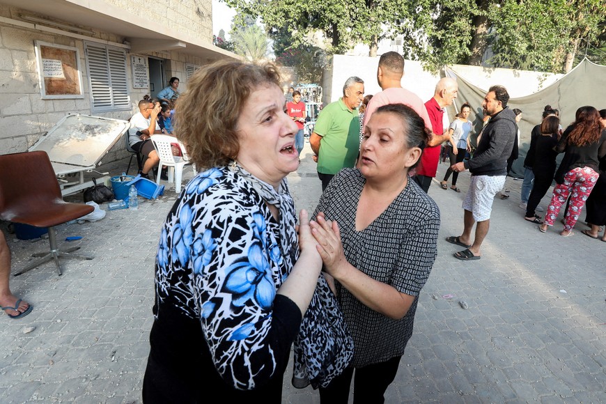 Palestinian christians react at the Greek Orthodox Saint Porphyrius Church which was damaged by an Israeli strike, where Palestinians who fled their homes take shelter, in Gaza City, October 20, 2023. REUTERS/Mohammed Al-Masri     TPX IMAGES OF THE DAY