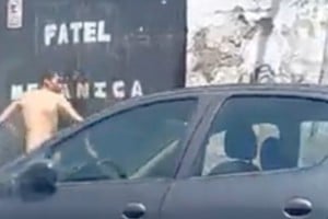 Se viralizó un video donde un hombre escapa desnudo en pleno centro comercial.