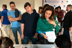 Argentinos en Estados Unidos emitiendo su voto.