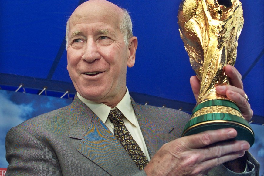 FILE PHOTO: FIFA Ambassador and England soccer legend Bobby Charlton holds up the
FIFA World Cup trophy at a kick-off of the trophy's 10-city tour of
Japan in Yokohama, venue of the World Cup final match, west of Tokyo
March 9, 2002. The trophy is to tour Shizuoka, Osaka, Kobe, Oita,
Saitama, Kashima, Niigata, Sendai, and Sapporo, after which it goes on
tour in South Korea. REUTERS/Eriko Sugita

ES/CP/File Photo