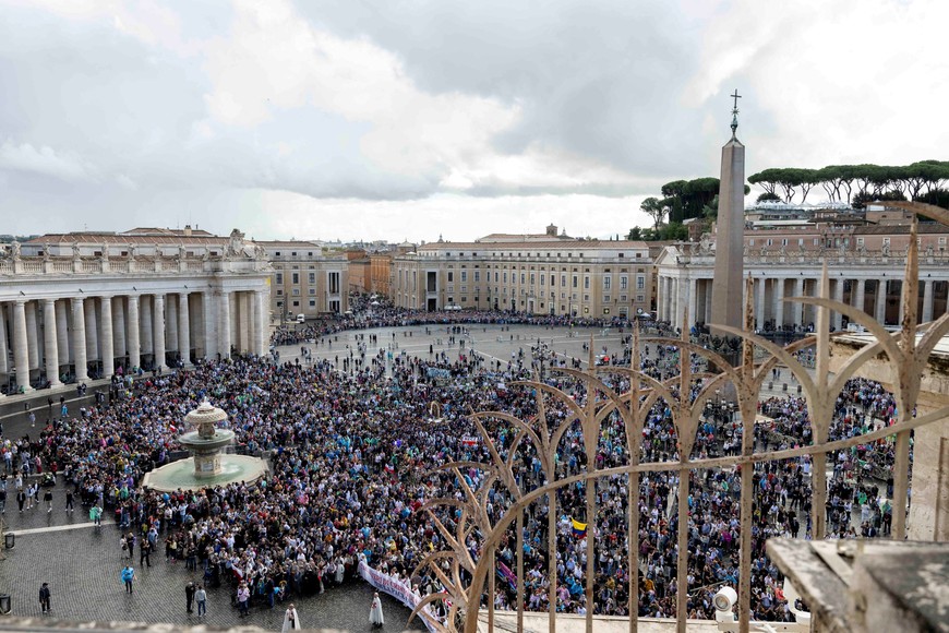 People attend the Angelus prayer led by Pope Francis at the Vatican, October 22, 2023. Vatican Media/­Handout via REUTERS ATTENTION EDITORS - THIS IMAGE WAS PROVIDED BY A THIRD PARTY.
