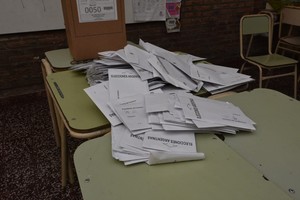 Ya se cuentan los votos en las escuelas de la ciudad de Santa Fe. Crédito: Manuel Fabatía