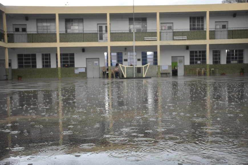 La tormenta y la lluvia causaron problemas en algunas escuelas santafesinas. Crédito: Flavio Raina.