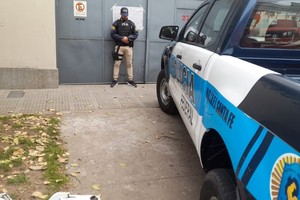 Un momento del procedimiento realizado en Martín Zapata 2700. Crédito: El Litoral.