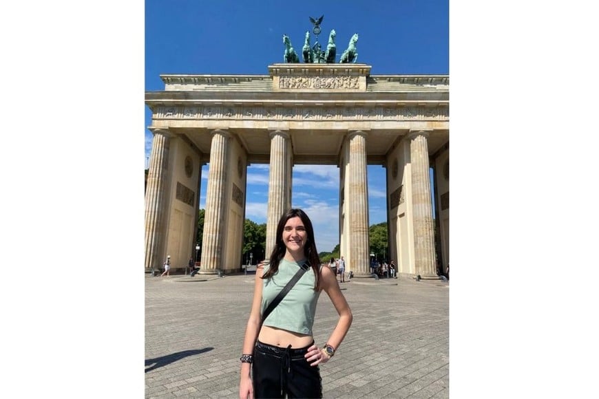 Sofía en la Puerta de Brandemburgo, uno de los símbolos de Berlín. Junio de 2022