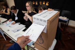 (231022) -- BUENOS AIRES, 22 octubre, 2023 (Xinhua) -- Un hombre emite su voto durante las elecciones generales, en un centro de votación, en Buenos Aires, Argentina, el 22 de octubre de 2023. Los centros de votación para las elecciones generales de Argentina se abrieron el domingo a las 08:00 hora local (11:00 GMT). (Xinhua/Martín Zabala) (mz) (oa) (rtg) (da)