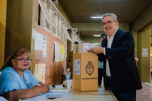 El mandatario provincial de Unión por la Patria (UxP) sacó un 53,89% de los votos con más del 73% de las mesas escrutadas en esa provincia.