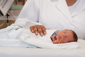 La bronquiolitis es una enfermedad peligrosa para los bebés. Muchos de ellos necesitan quedar internados y, de estos, más o menos uno de cada cinco termina en terapia intensiva. Hay que estar atentos y hacer todo lo posible para disminuir los contagios, porque es sumamente contagiosa.