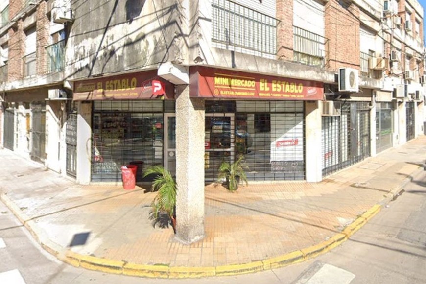 Los delincuentes ingresaron al local tras violentar una puerta del lado de Lisandro de la Torre.