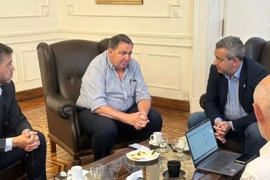La foto. Poletti y Javkin, compartiendo un café en el despacho del intendente rosarino. Los secundan a la izquierda Mastropaolo, y a la derecha Boscarol.