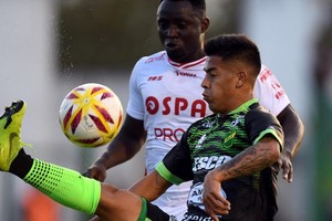 En Florencio Varela. Yeimar Gómez Andrade tratando de obstaculizar a Nicolás Fernández, fue 1-1 en cancha de Defensa y Justicia. "Uvita" Fernández (hincha de Unión) podría reaparecer ante el Tate, Julio Vaccari espera por ello.