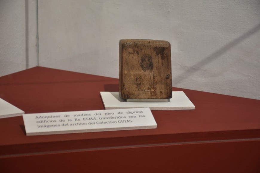 Adoquin de madera del piso de algunos edificios de la Ex ESMA transferidos con las imágenes del archivo del Colectivo GUIAS. Crédito: Mauricio Garin