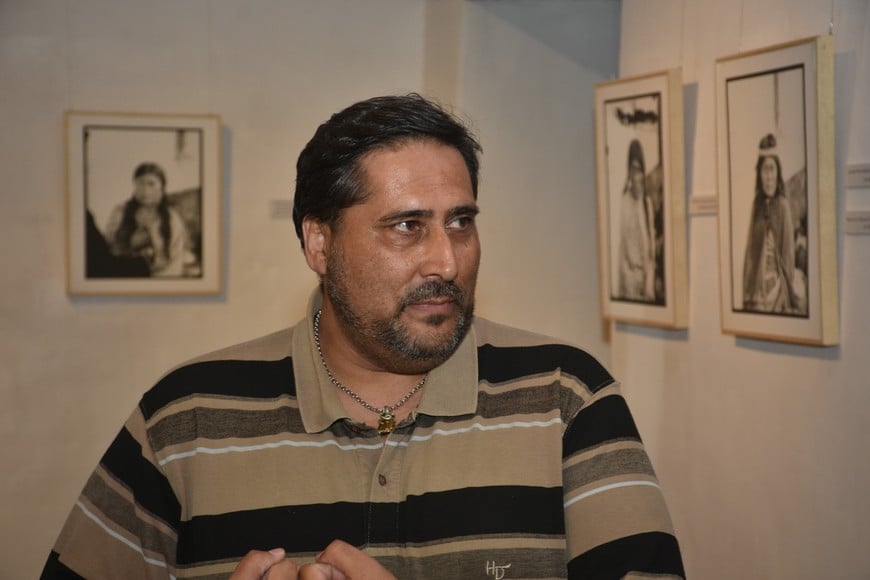 Norberto Sola, integrante del equipo del Museo Histórico Provincial. Detrás, retratos de algunas de las "prisioneras de la ciencia". Crédito: Mauricio Garin