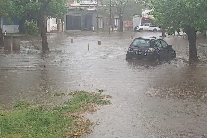 Durante la mayor intensidad de lluvia, Avenida Galicia quedó bajo agua. Sin embargo quedó anegada por menos tiempo que en ocasiones previo a la remodelación. Foto: Gentileza