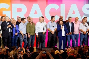 El nuevo clima política, además, anuncia la precipitación de un frente de gobernadores radicales y el fortalecimiento del partido de Leandro N. Alem, ausentes en la foto del bunker de la derrota.