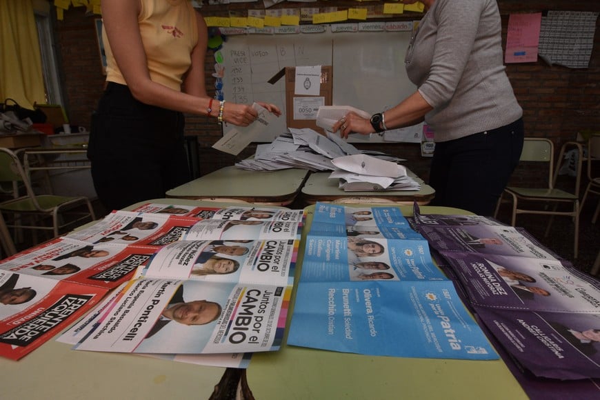 El tradicional sistema de boleta sábana en un sobre tiene el llamado efecto arrastre, a partir de un candidato o un partido fuerte. La boleta única de Santa Fe, en cambio, crea mayor dispersión porque exige una decisión del votante para cada categoría electoral. Aún así, este domingo hubo detalles a observar para el balotaje. Crédito: Manuel Fabatía
