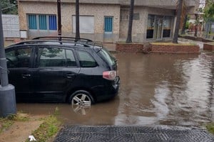 DE CORDÓN A CORDÓN. Varias calles de Villa María Selva se negaron con el temporal del domingo. Crédito: Gentileza.