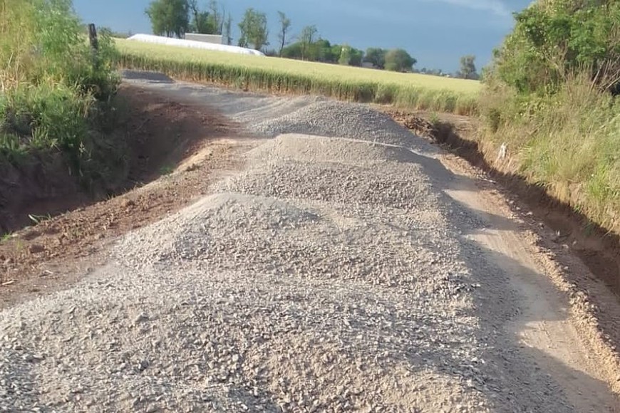 "El plan global de obras favorece en materia educativa al CER Nº 580; CER Nº 271 y la Escuela Nº 811 (en total unos 31 alumnos y 7 empleados). En tanto en producción se verán beneficiados un apicultor con 115 colmenas; 49 productores con 1.099,00 hectáreas agrícolas; 2.918,00 hectáreas ganaderas; 1.369 cabezas de ganado bovino de carne; 1.989 cabezas bovinas de leche en 11 tambos, donde se producen unos 14.106.885 de litros anuales de leche cruda. Además de 12 cabezas de ganado menor”.