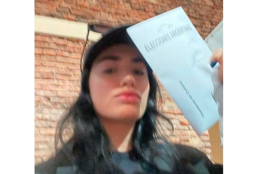 Lali le mostró a sus seguidores una foto de cuando estaba por votar.