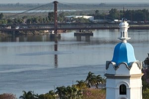 Con el fenómeno de El Niño consolidado se espera que el río Paraná continúe con un gradual ascenso. Foto: Fernando Nicola