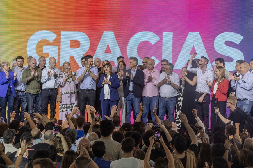 (231023) -- BUENOS AIRES, 23 octubre, 2023 (Xinhua) -- Imagen del 22 de octubre de 2023 de la candidata a la Presidencia de Argentina por el espacio Juntos por el Cambio, Patricia Bullrich (c), hablando junto al candidato a vicepresidente de Argentina, Luis Petri (c-i), y al ex presidente argentino, Mauricio Macri (c-d), en el búnker de campaña, en la ciudad de Buenos Aires, Argentina. Argentina, la tercera economía de América Latina, tendrá en noviembre próximo una segunda vuelta electoral entre el ministro de Economía, Sergio Massa, candidato del oficialista Unión por la Patria, y el diputado liberal Javier Milei, del frente opositor La Libertad Avanza, luego de los resultados de las elecciones generales realizadas el domingo. (Xinhua/Belén Grosso) (mz) (rtg) (vf) (ce)