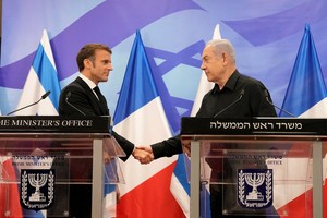 Israeli Prime Minister Benjamin Netanyahu shakes hands with French President Emmanuel Macron at joint press conference in Jerusalem, October 24, 2023.  Christophe Ena/Pool via REUTERS